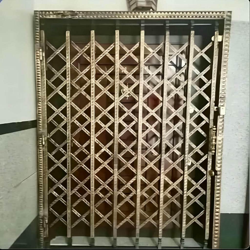 درب آکاردئونی قفل مخفی کتابی با ریل روان و چرخ مقاوم در اصفهان درب آکاردئونی قفل مخفی کتابی با ریل روان و چرخ مقاوم در اصفهان