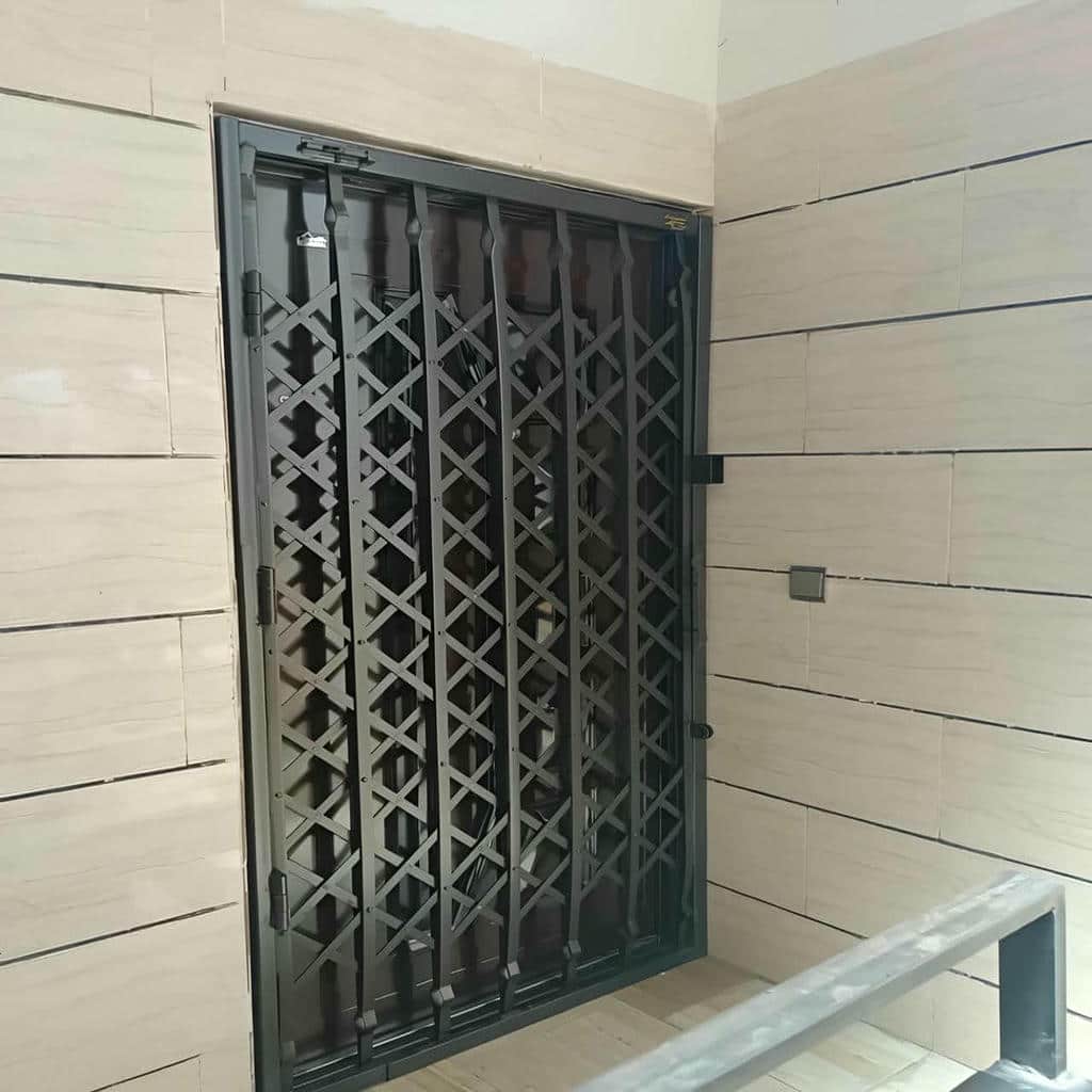 قیمت درب آکاردئونی مدرن مشکی ورودی اداری بر اساس متریال در اصفهان