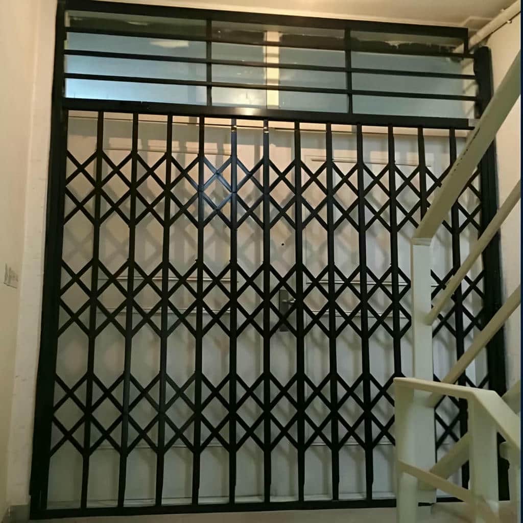 درب آکاردئونی برای واحد اداری با شبکه نیمه‌متراکم در اصفهان