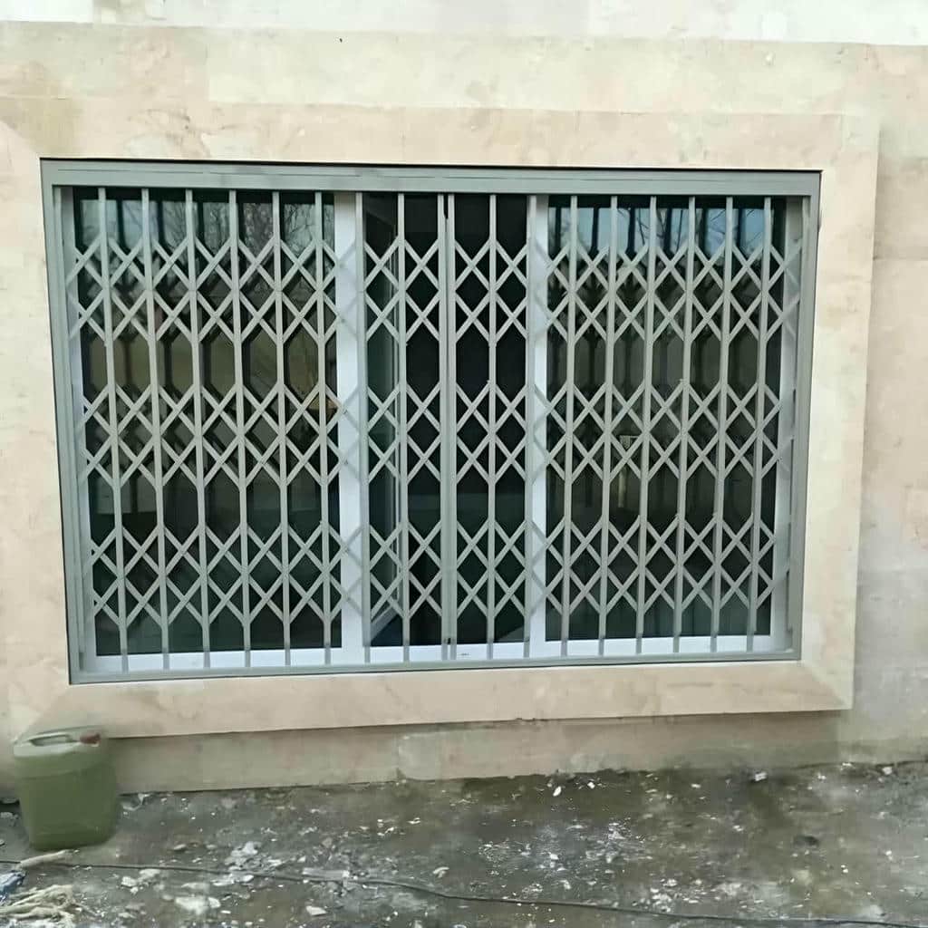 ساخت درب آکاردئونی سلطنتی گل دار با تزئینات فلزی در اصفهان