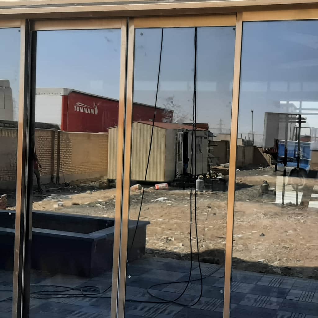 تعمیر درب شیشه ای اتوماتیک کشویی دو لت و تنظیم هنگر در اصفهان