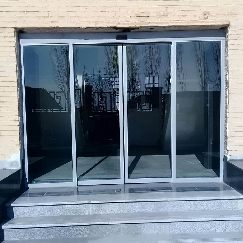 درب شیشه ای بیمارستانی فریم لس با سنسور حرکت در اصفهان