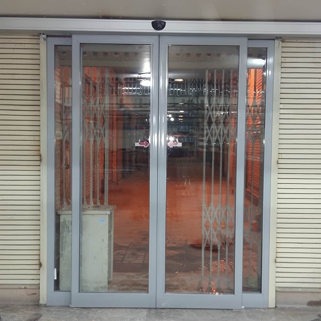اجرای درب اتوماتیک شیشه ای گردان با محور تراز در اصفهان
