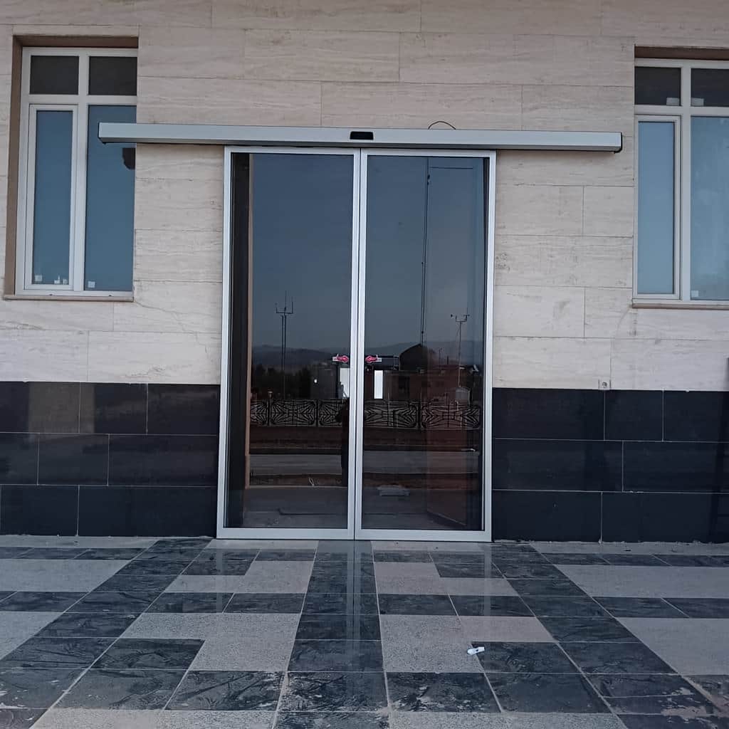 نصب درب اتوماتیک شیشه ای اداری با ریل تراز در اصفهان نصب درب اتوماتیک شیشه ای اداری با ریل تراز در اصفهان