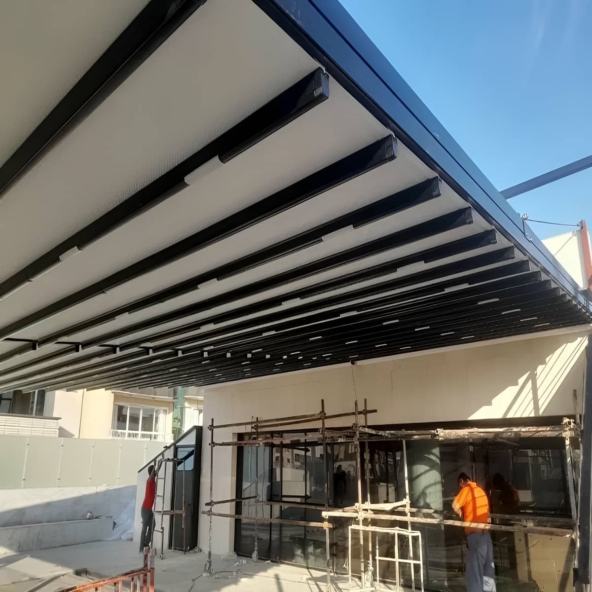 سقف برقی مخصوص استخر روباز در اصفهان