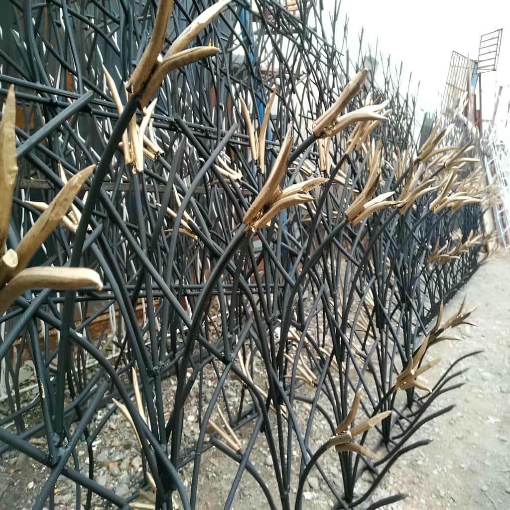 اجرای حفاظ روی دیوار باغ محوطه با تراز و پایه‌گذاری دقیق در اصفهان