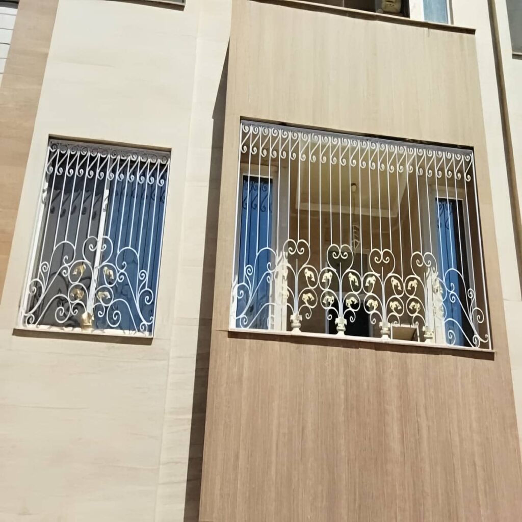 نرده پنجره فلزی شاسی دار هندسی با تقسیم‌بندی منظم در اصفهان