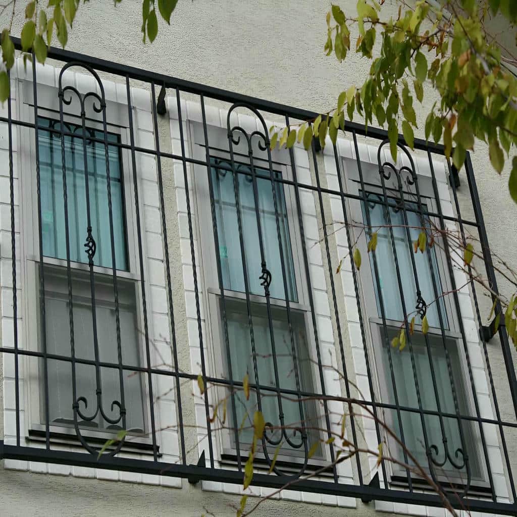 حفاظ پنجره بالکن تراس هندسی با پروفیل متناسب در اصفهان