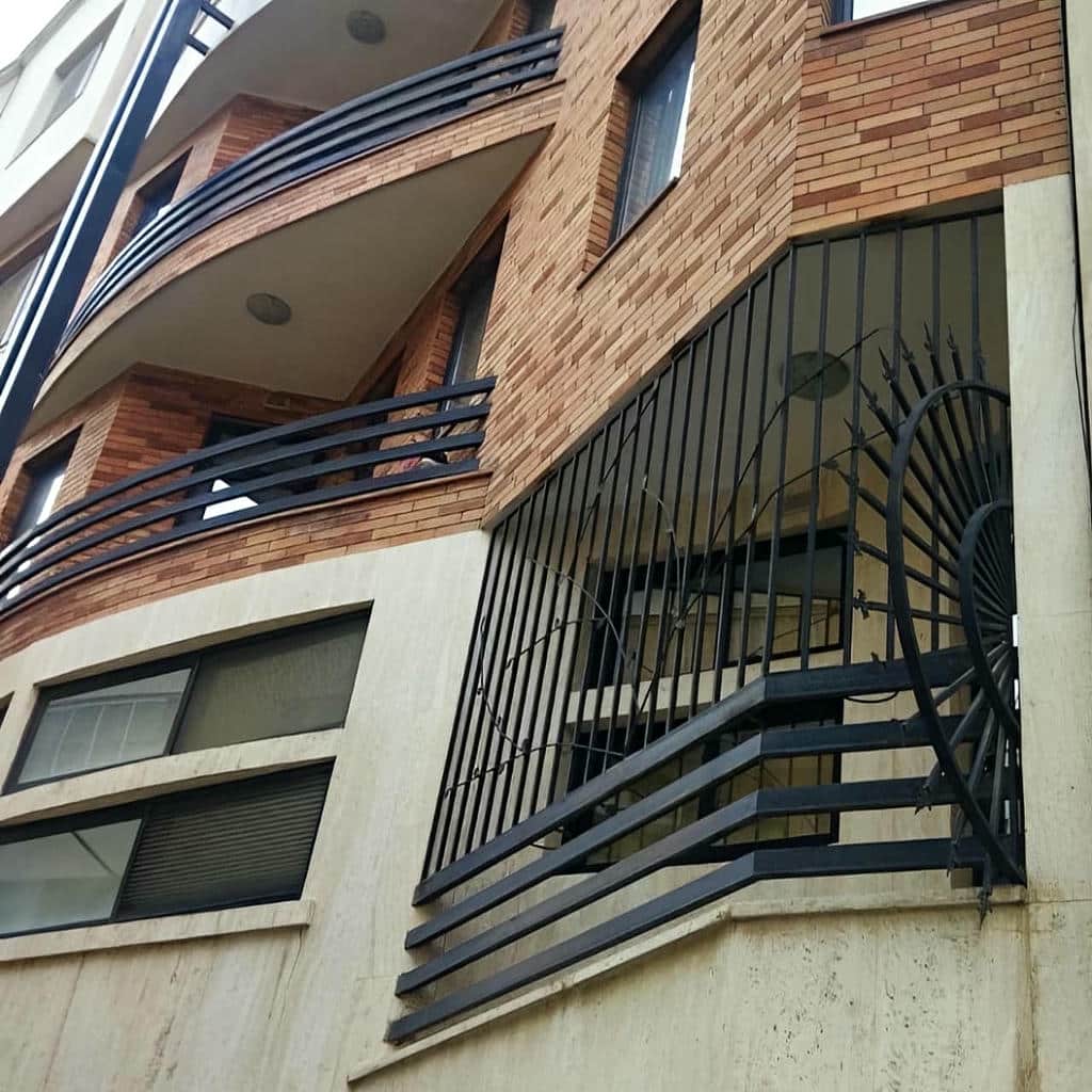 حفاظ پنجره بالکن تراس فرفورژه با پوشش مقاوم در اصفهان