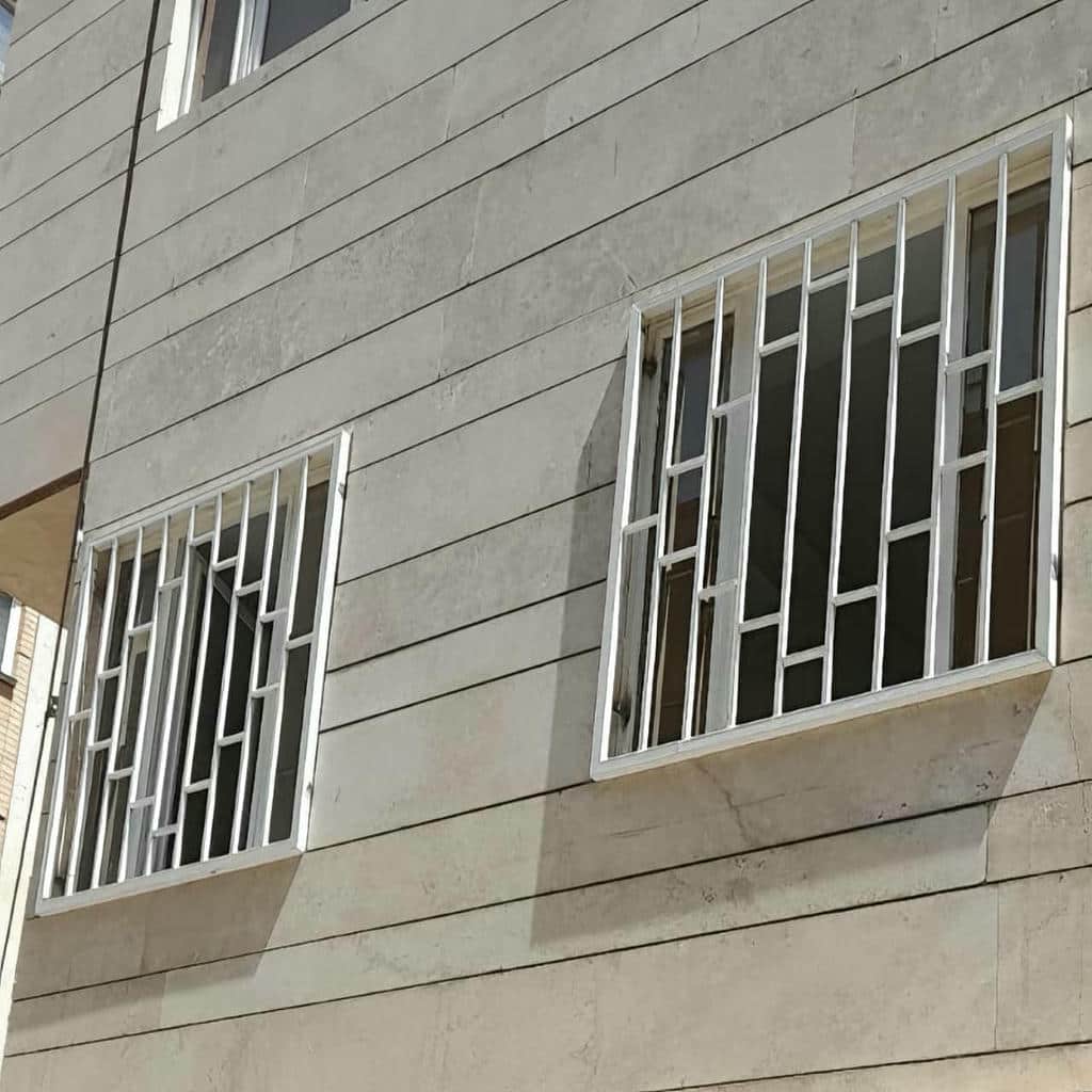 اجرای حفاظ پنجره ثابت با مهار اصولی روی بستر مناسب در اصفهان