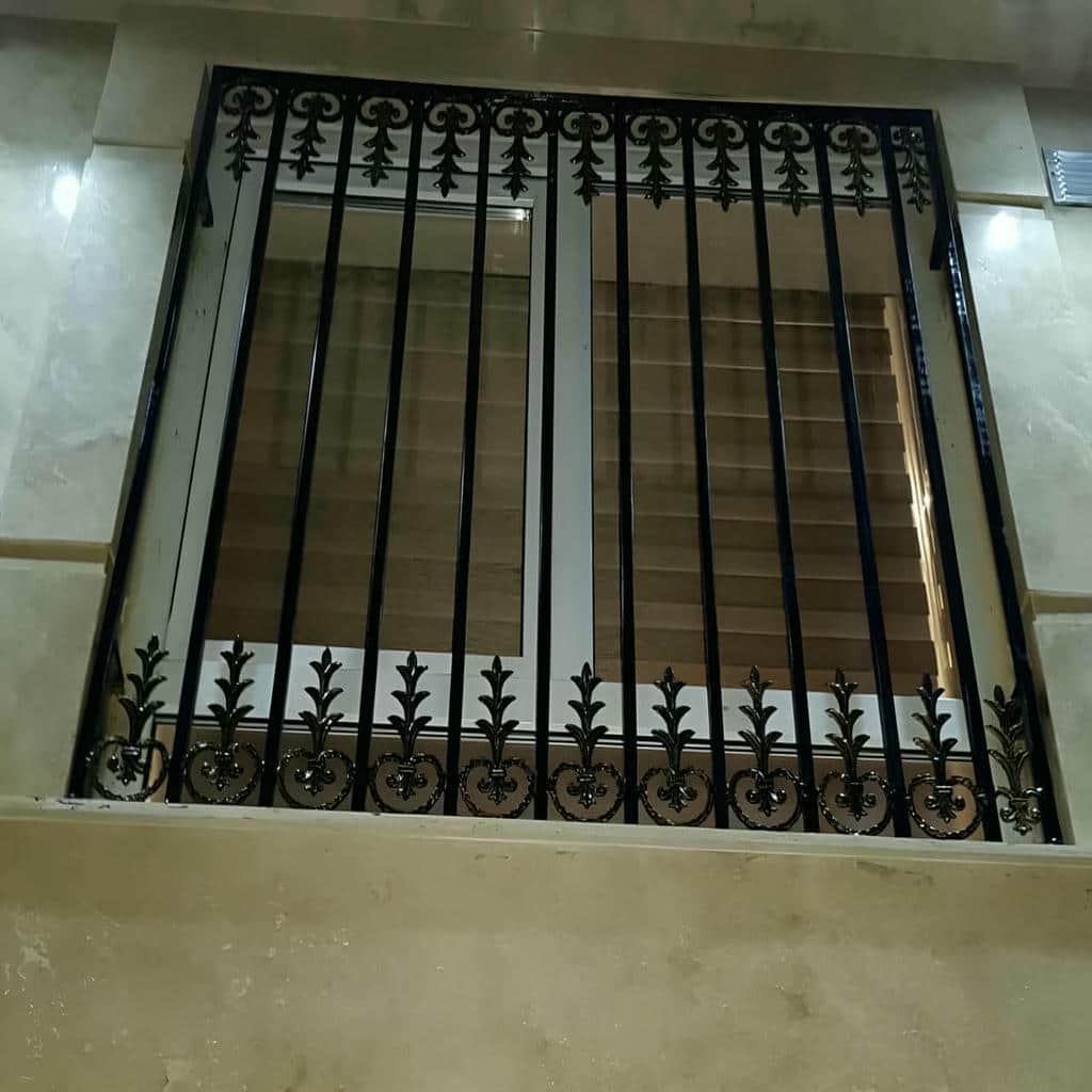 حفاظ فرفورژه گل نرده با پیچک عمودی و جوش کنترل‌شده در اصفهان