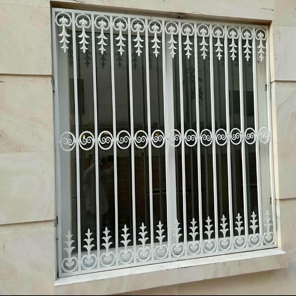 نصب حفاظ پنجره فرفورژه گل نرده با کنترل قاب و مهار در اصفهان