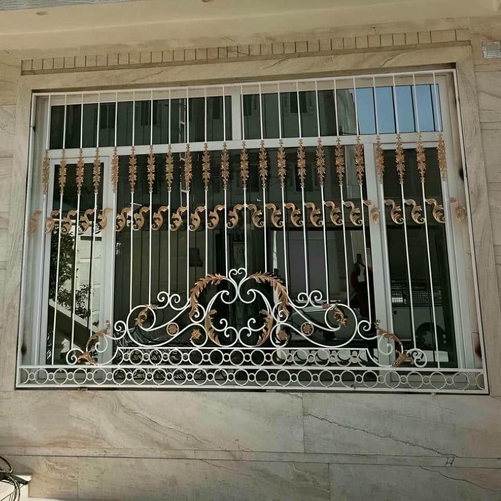 اجرای نرده پنجره فرفورژه گل دار با قاب تراز در اصفهان