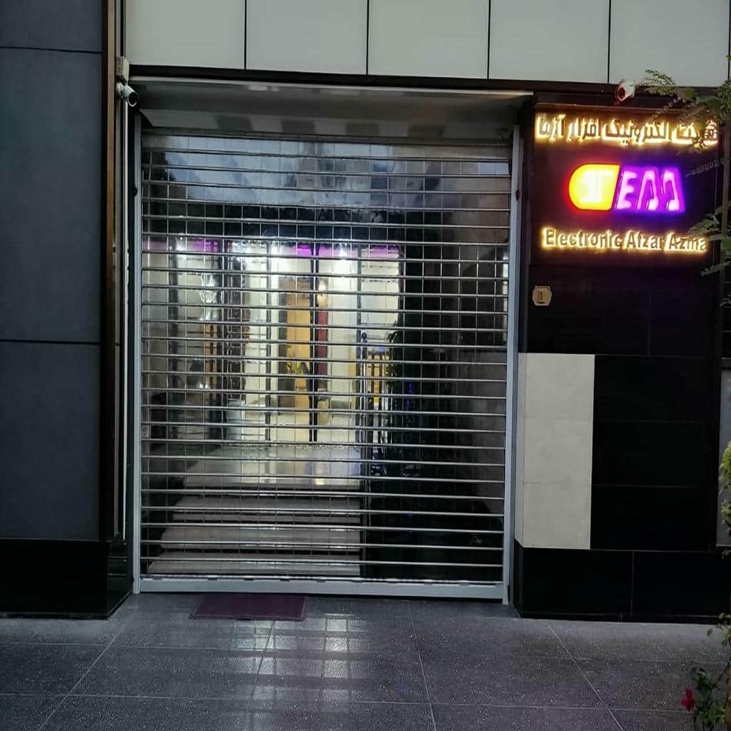 کرکره برقی رنگی نمای فروشگاه با پوشش طوسی در اصفهان