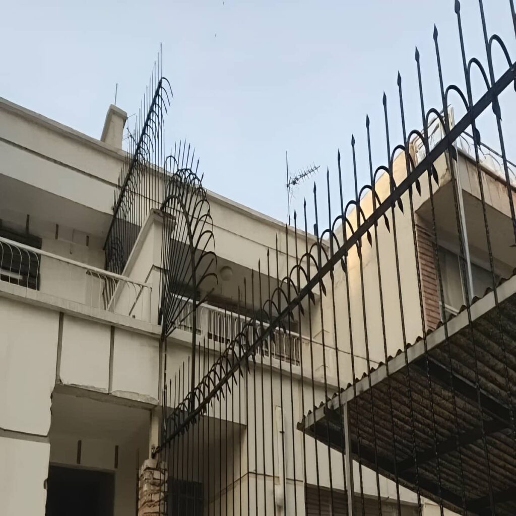 نصب حفاظ سرنیزه ای روی سنگ و زیرسازی مقاوم در اصفهان نصب حفاظ سرنیزه ای روی سنگ و زیرسازی مقاوم در اصفهان