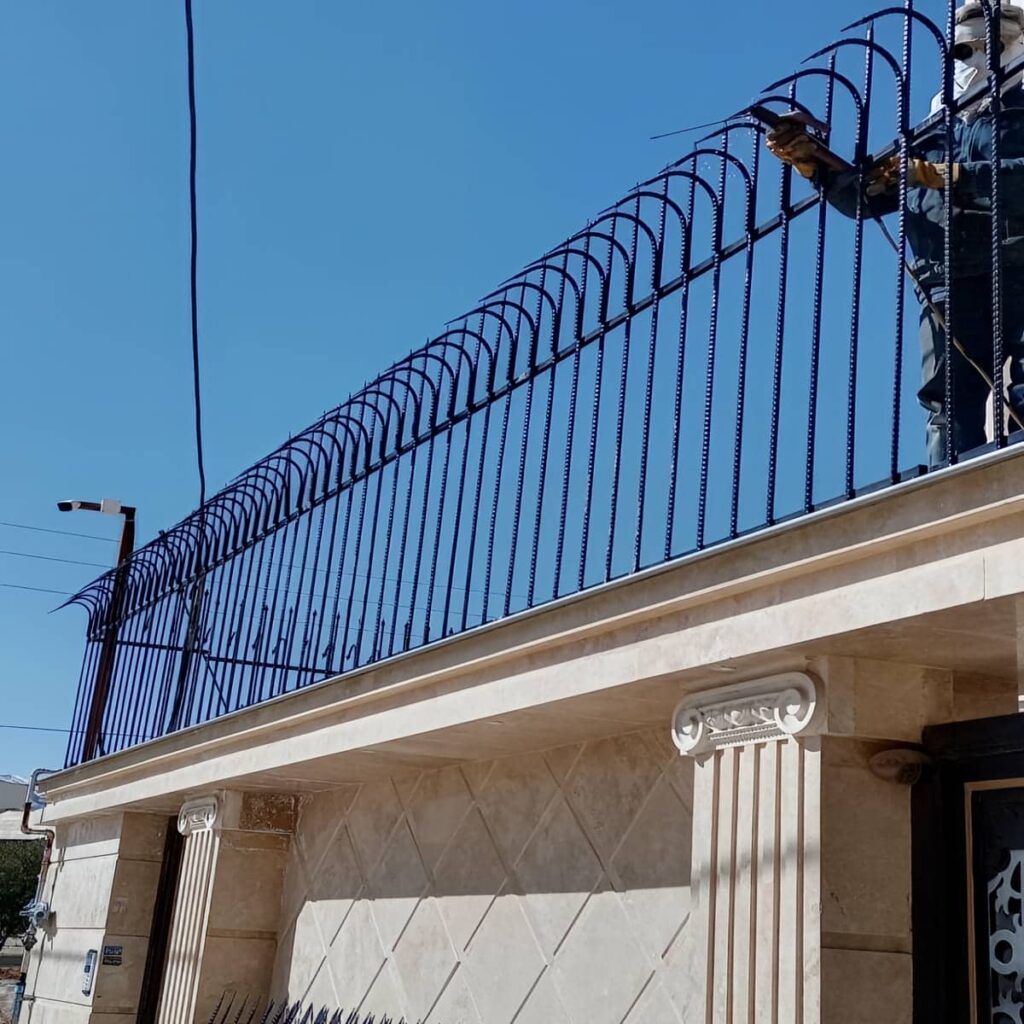 اجرای حفاظ سرنیزه ای دیوار حیاط با تراز دقیق در اصفهان