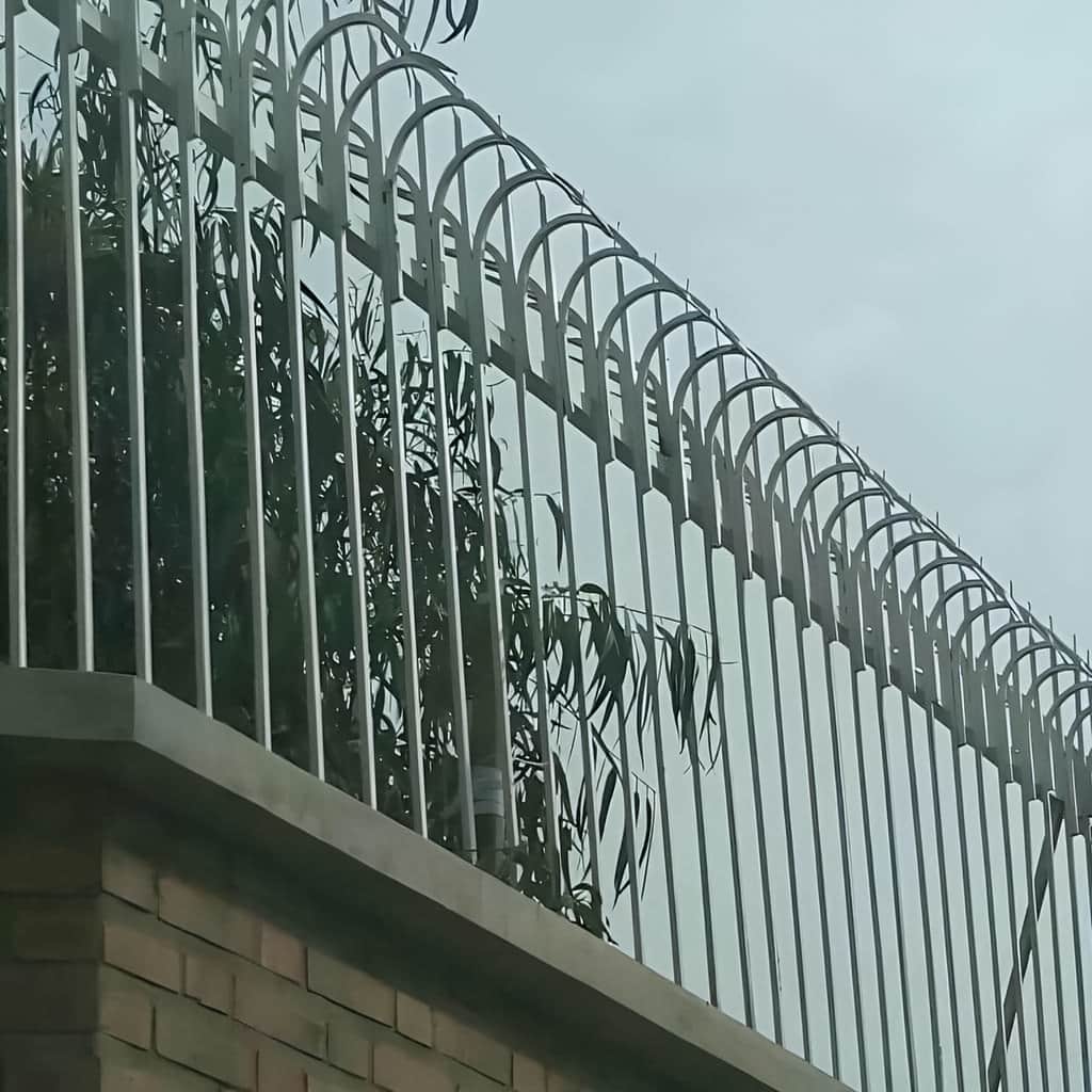 حفاظ سرنیزه ای تکردیفه با آرایش منظم تیغه در اصفهان حفاظ سرنیزه ای تکردیفه با آرایش منظم تیغه در اصفهان