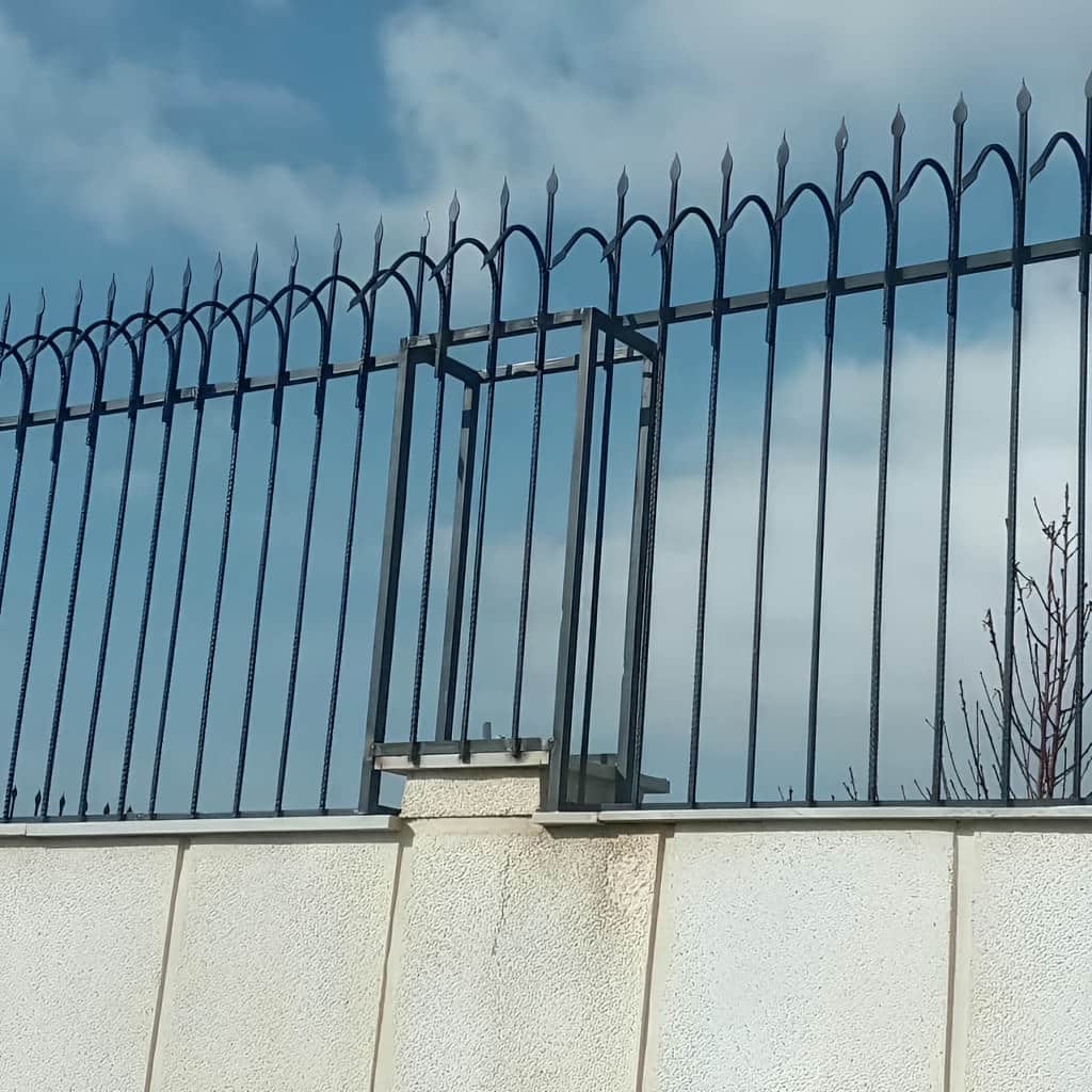 حفاظ دیوار سیم خاردار ترکیبی حلقوی با ساختار منظم در اصفهان