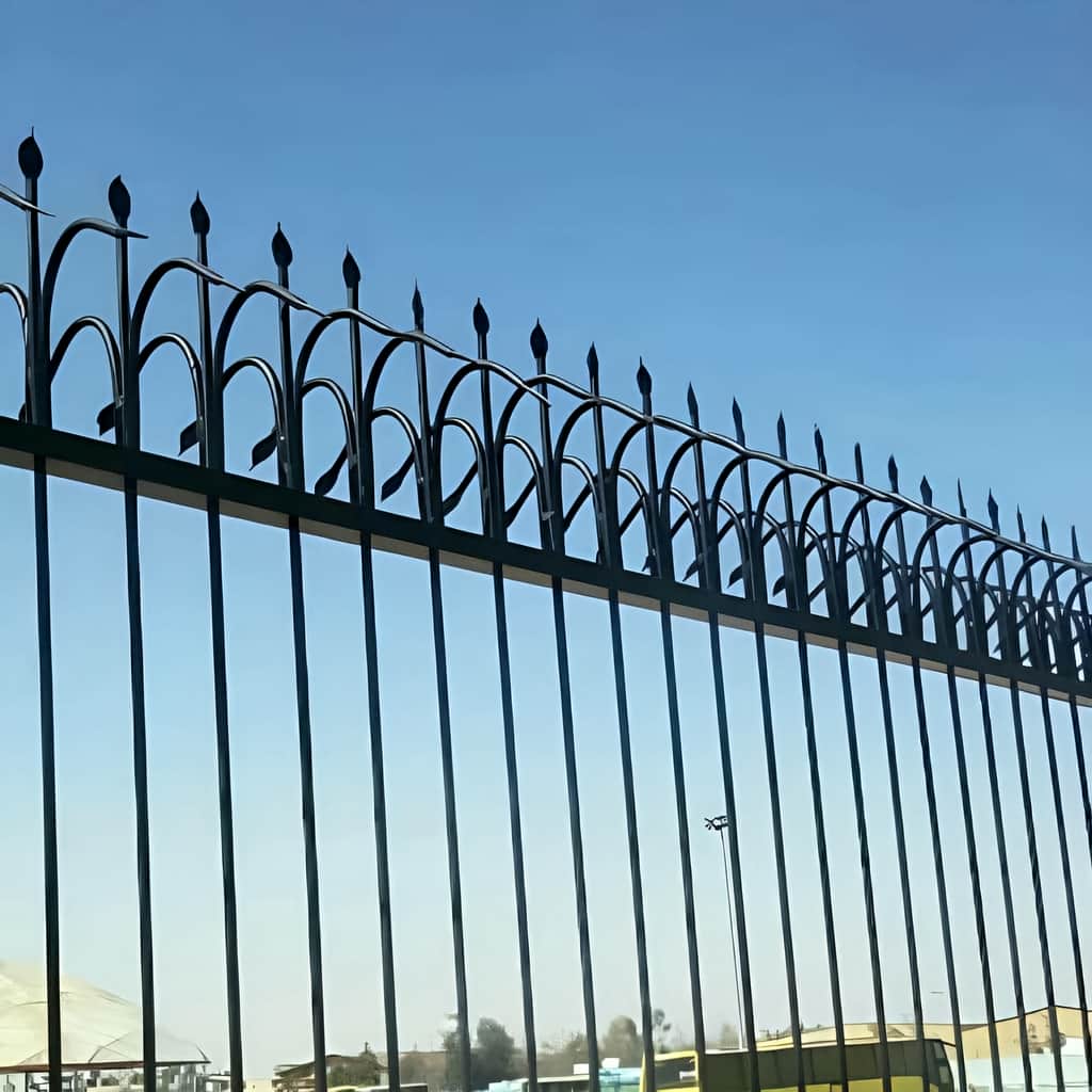 خرید حفاظ دیوار ویلایی مدرن طرح نیزه متناسب با تاج در اصفهان