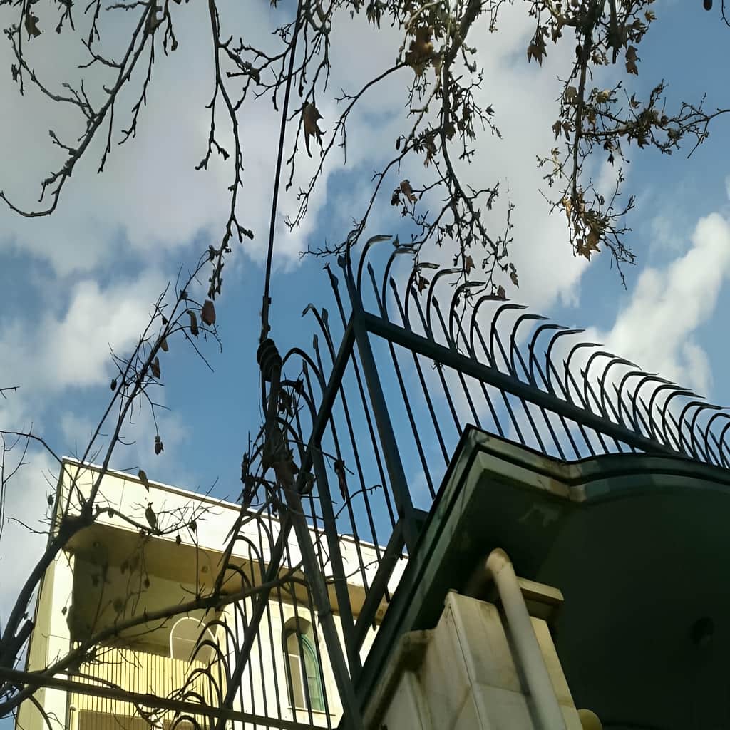 نصب حفاظ دیوار کلاسیک سرنیزه روی زیرسازی مقاوم در اصفهان نصب حفاظ دیوار کلاسیک سرنیزه روی زیرسازی مقاوم در اصفهان