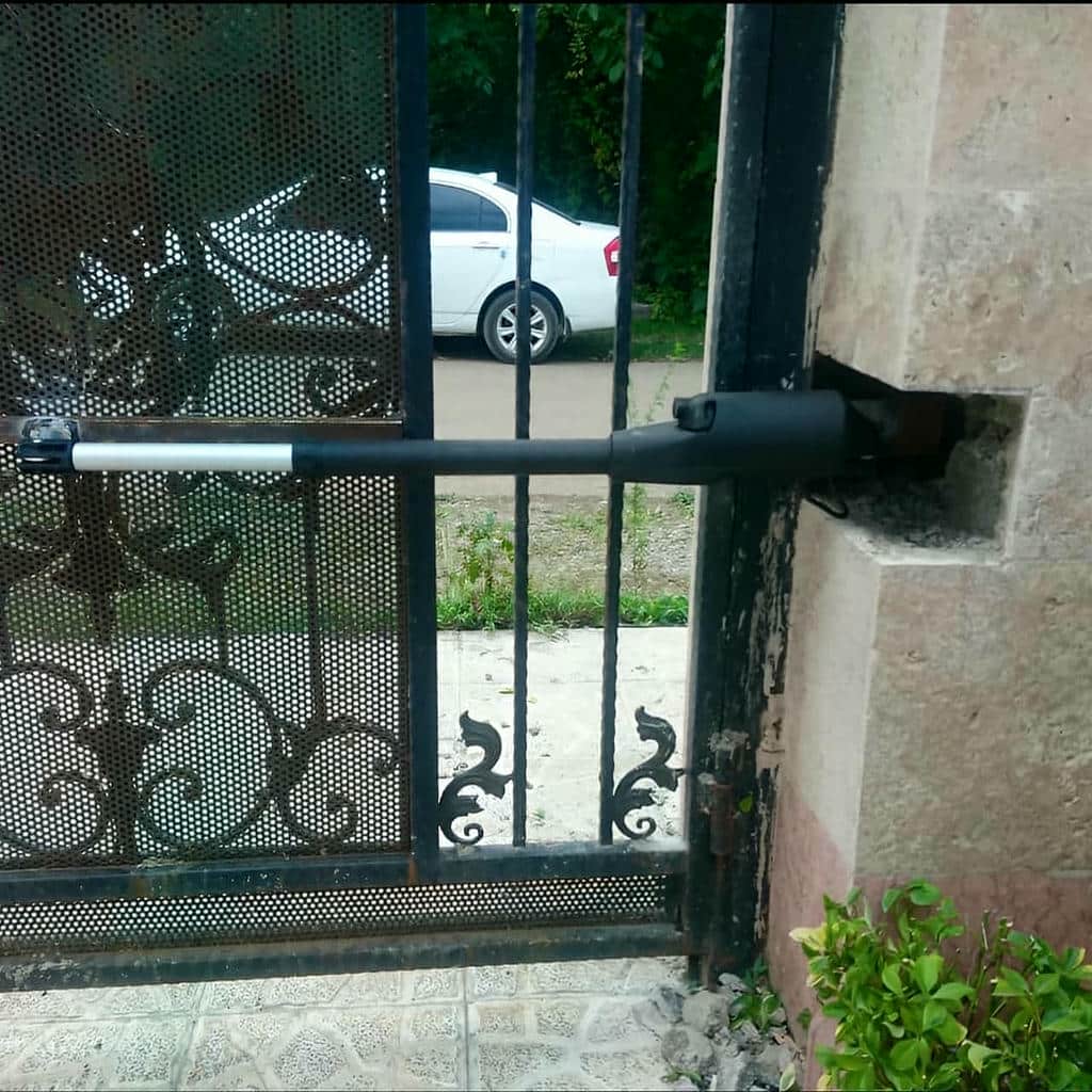 اجرای جک هیدرولیکی برای درب حیاط سنگین در اصفهان