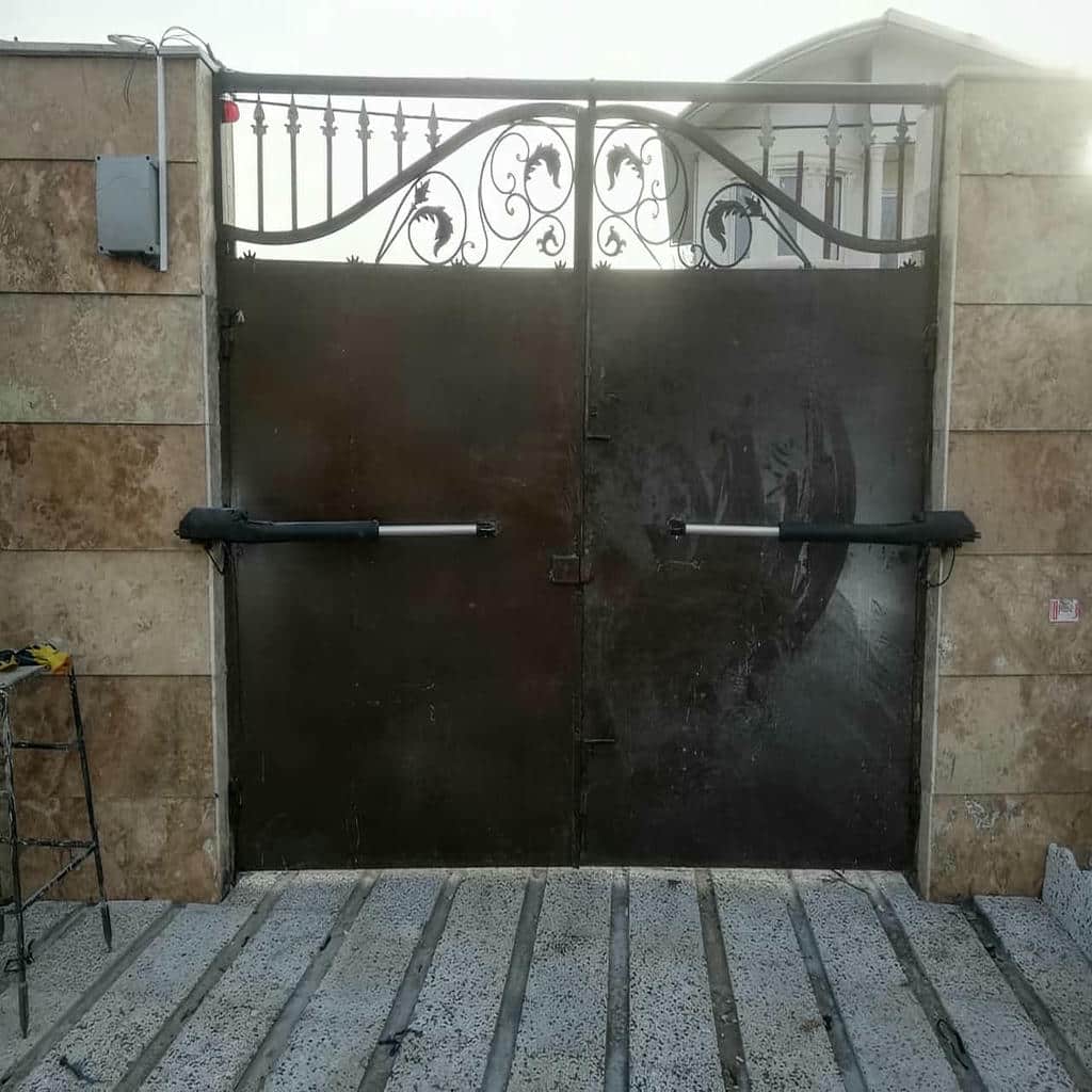 اجرای درب برقی حیاط با توقف نرم در اصفهان