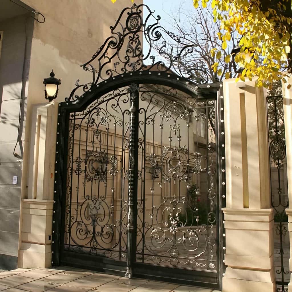 اجرای درب پارکینگ فرفورژه نمای رومی اتوماتیک در اصفهان