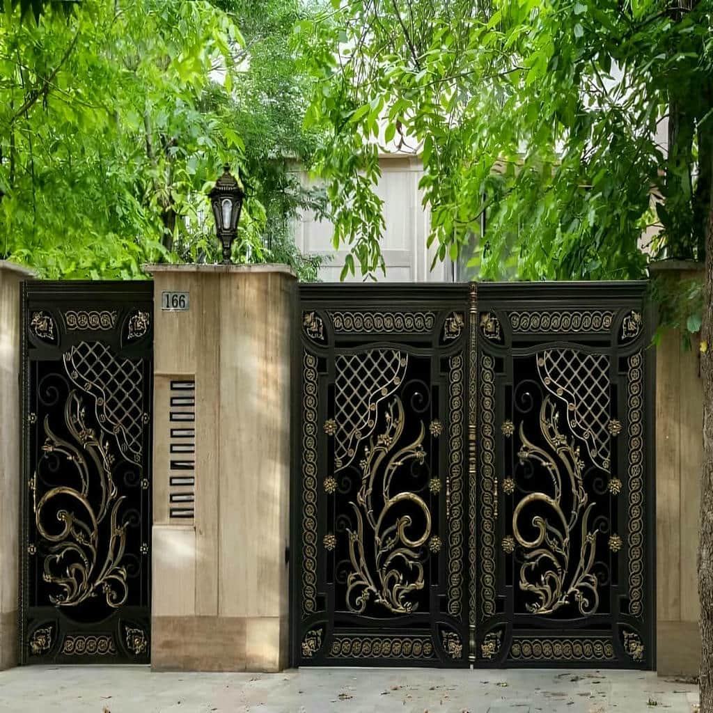 درب پارکینگ طرح چوب ترموود افقی در اصفهان