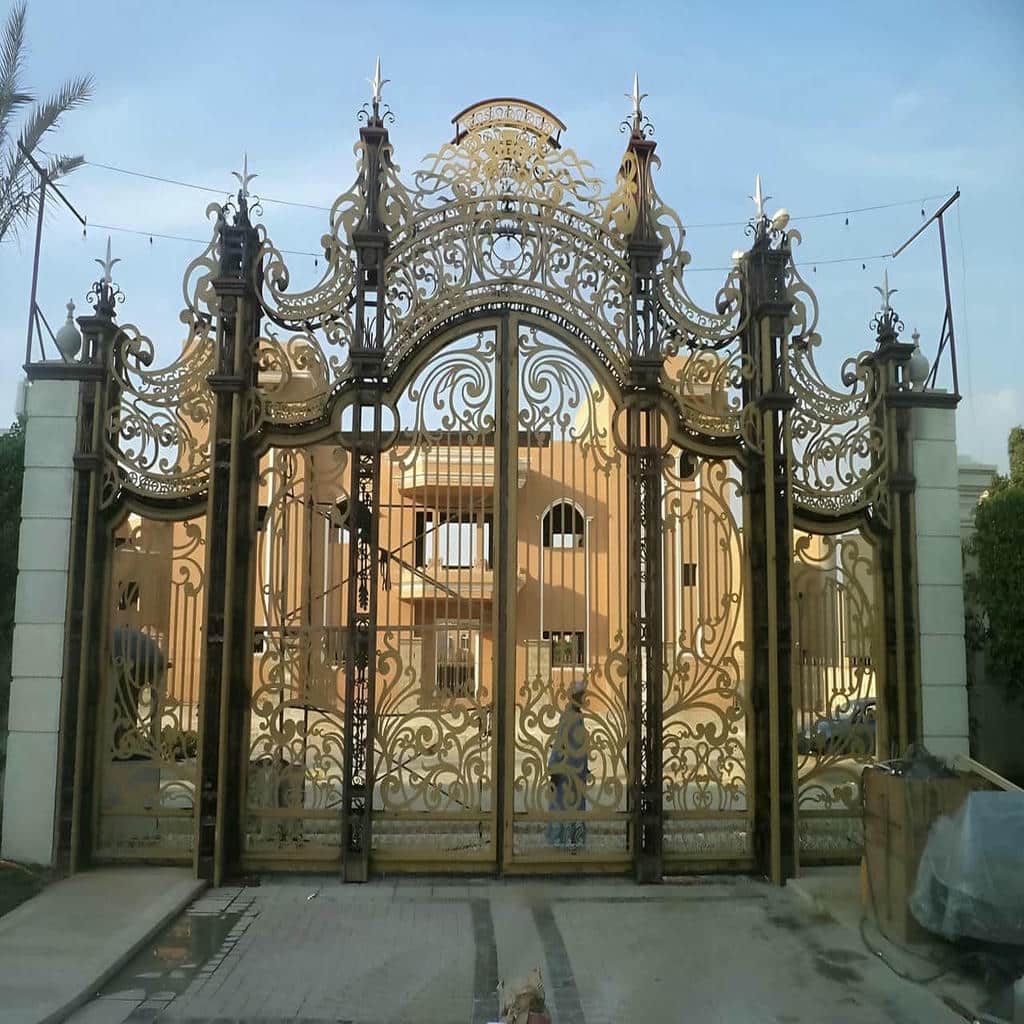 مدل ساده درب پارکینگ دو لنگه عریض پروفیلی در اصفهان
