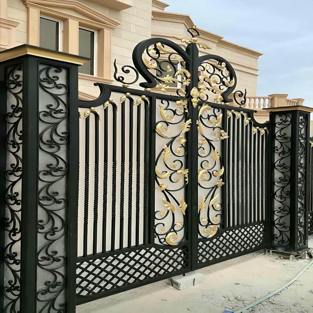 نصب درب حیاط ورق پانچ با پنل تراز در اصفهان نصب درب حیاط ورق پانچ با پنل تراز در اصفهان
