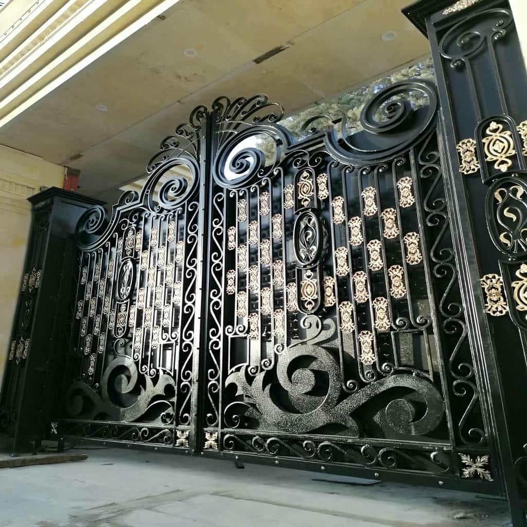 درب حیاط ورق پانچ مربع با کلاف دقیق در اصفهان