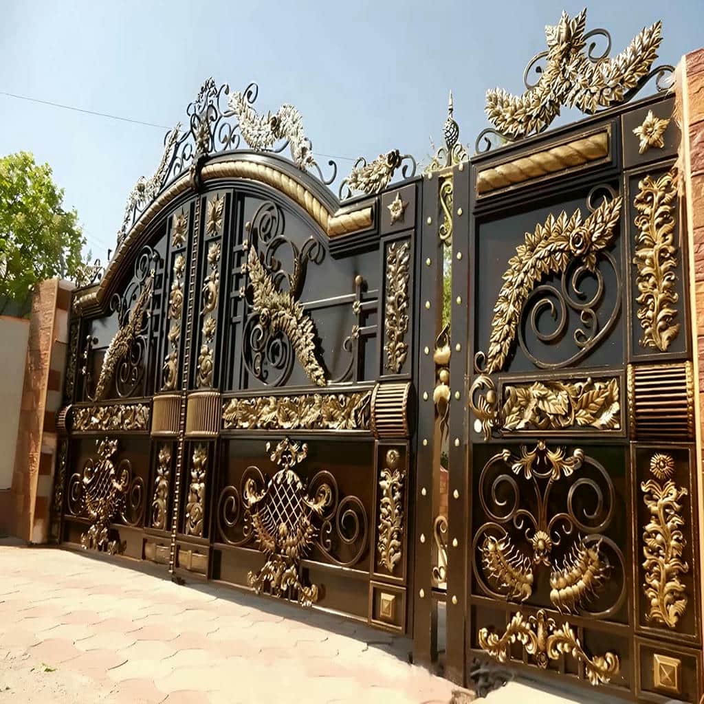 درب حیاط طرح چوب فلزی با رگه عمودی در اصفهان
