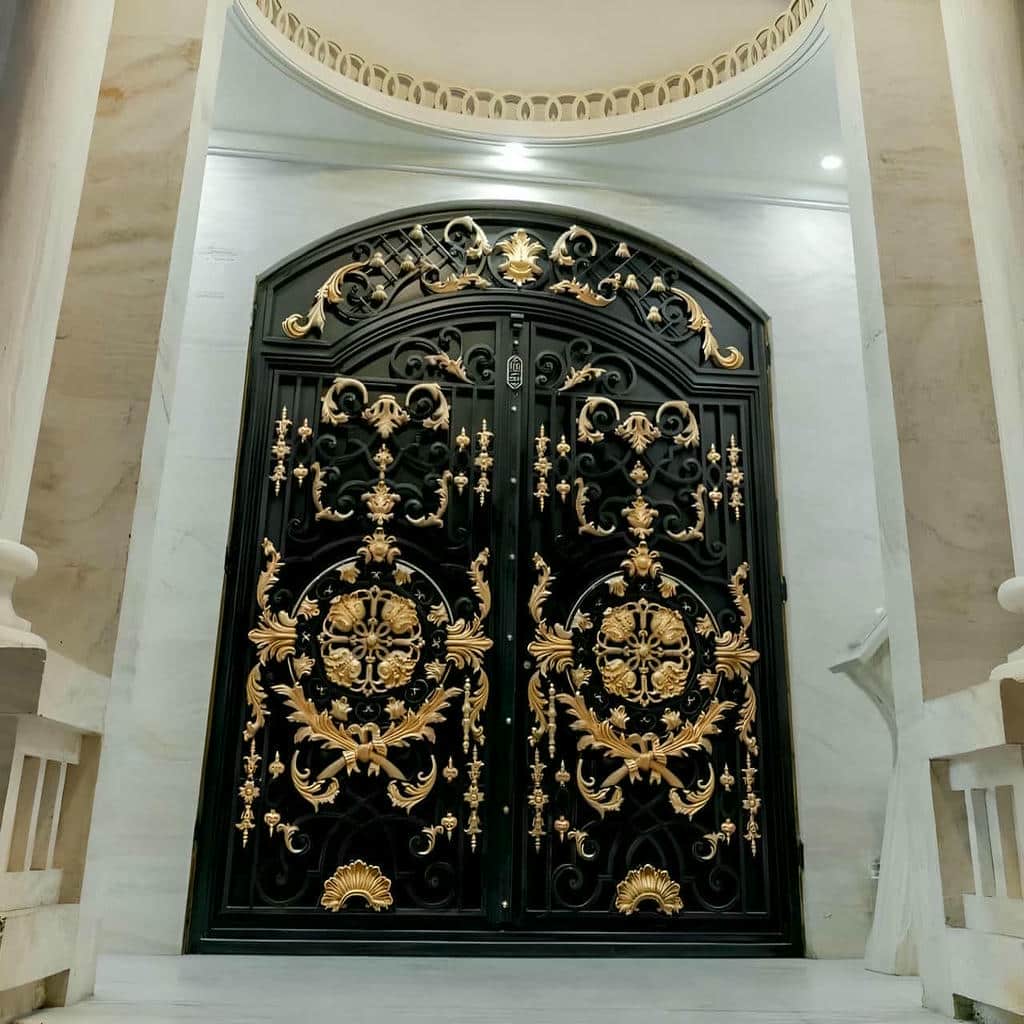سفارش درب پارکینگ ساختمان چند واحدی لووردار در اصفهان