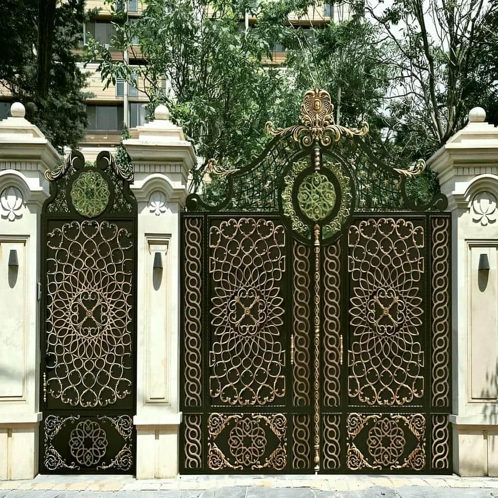 ساخت درب حیاط ویلایی قوسی تاج دار در اصفهان