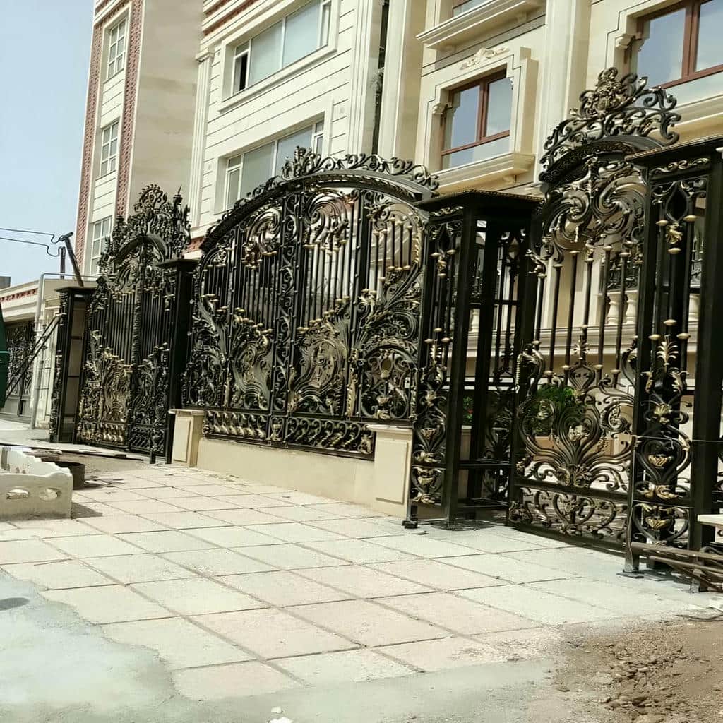 ساخت درب پارکینگ آهنی ریلی با پنل CNC در اصفهان ساخت درب پارکینگ آهنی ریلی با پنل CNC در اصفهان