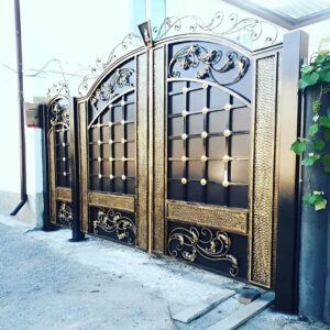 8 مدل درب پارکینگ طرح چوب ترموود در اصفهان