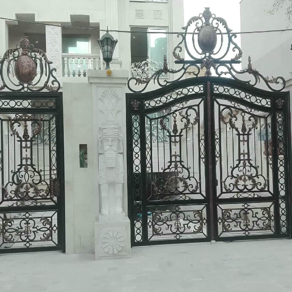 طرح هندسی درب پارکینگ آهنی ریلی مدرن در اصفهان