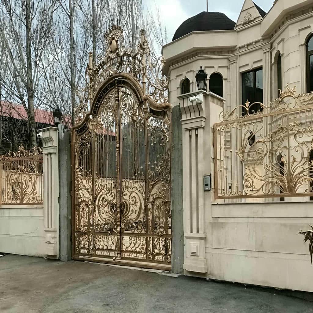 نصب درب حیاط برش لیزری هندسی لولایی در اصفهان