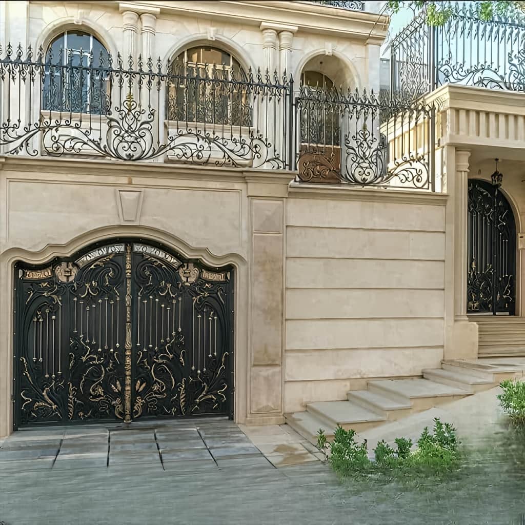 نصب درب پارکینگ مدرن پنل مشبک با شاسی تقویت‌شده در اصفهان