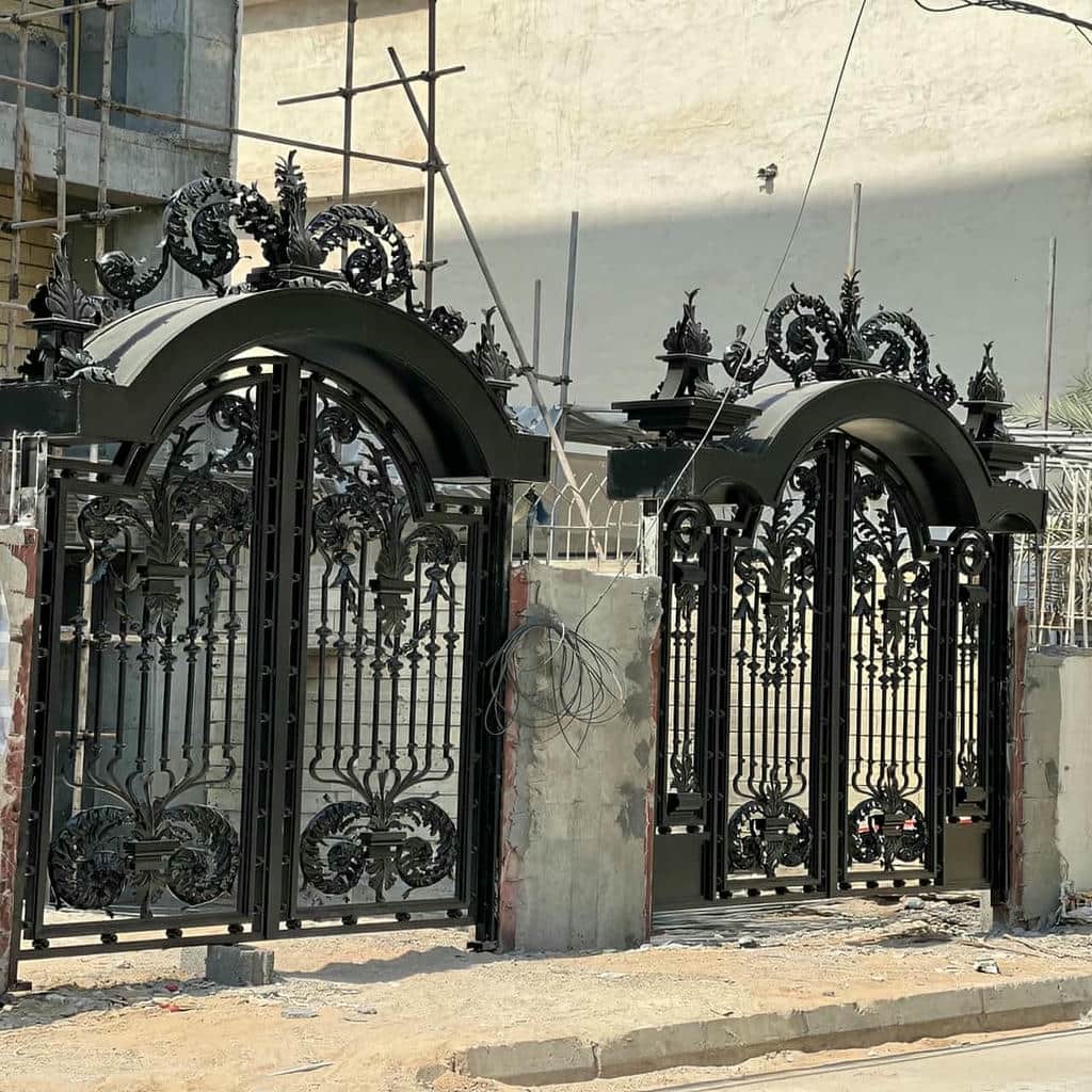 خرید درب پارکینگ طرح چوب ترموود شیاردار در اصفهان