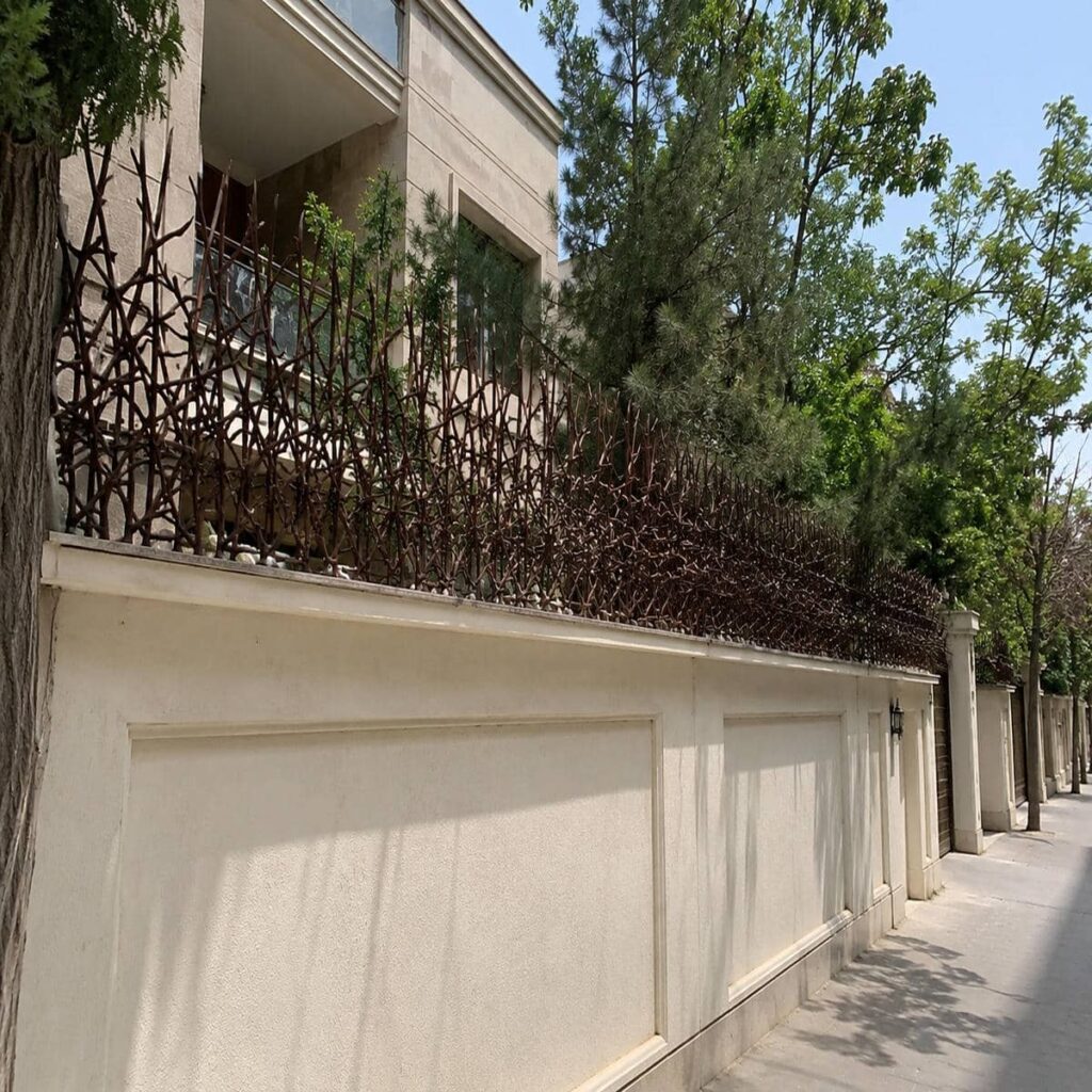 حفاظ دیوار ویلا لیلیوم با فرم منظم روی تاج سنگی در اصفهان