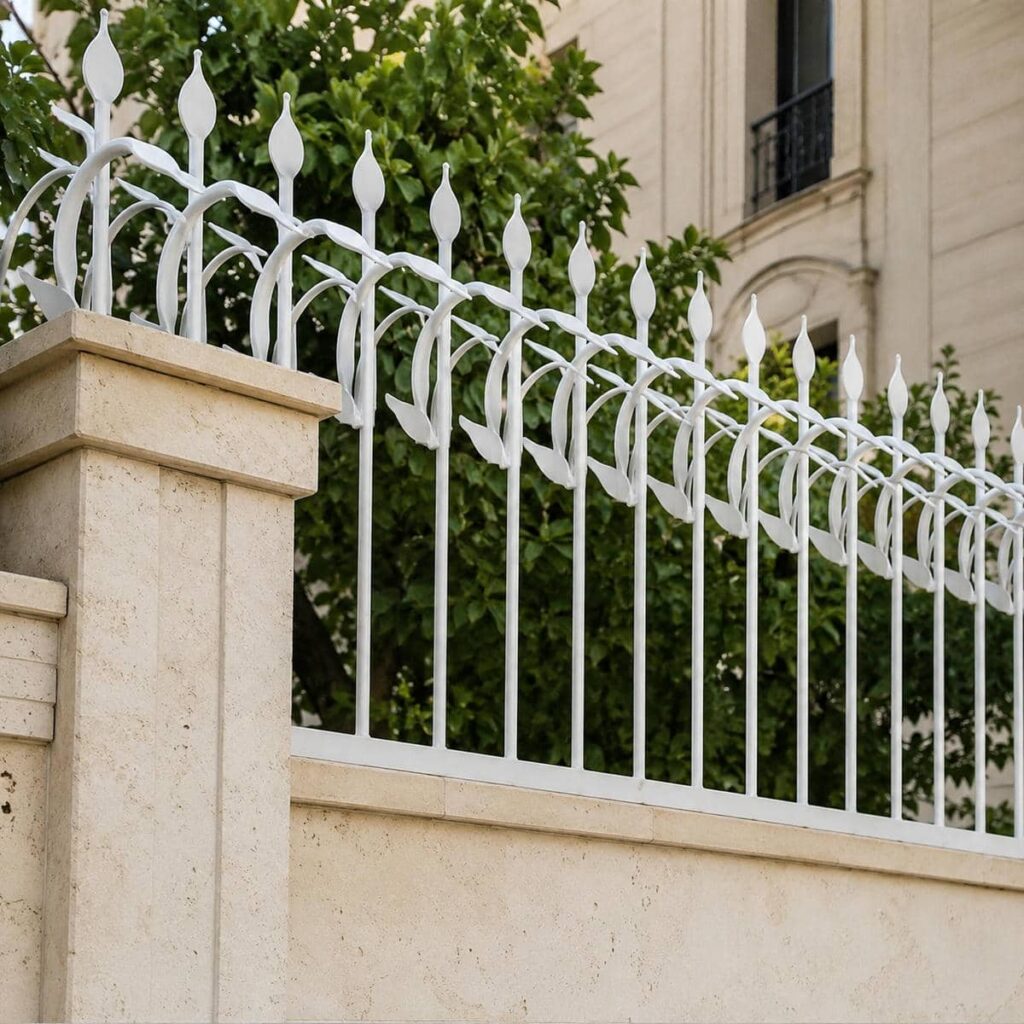 حفاظ دیوار شیک روی سنگ تراورتن قاب‌دار با ساختار مهندسی در اصفهان