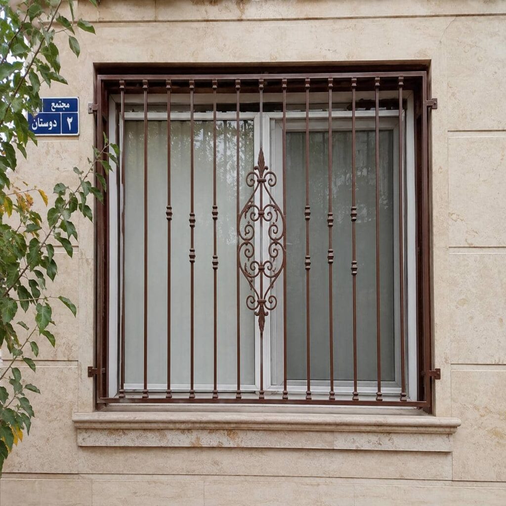 حفاظ پنجره کوره ای هندسی با تقسیم‌بندی منظم در اصفهان