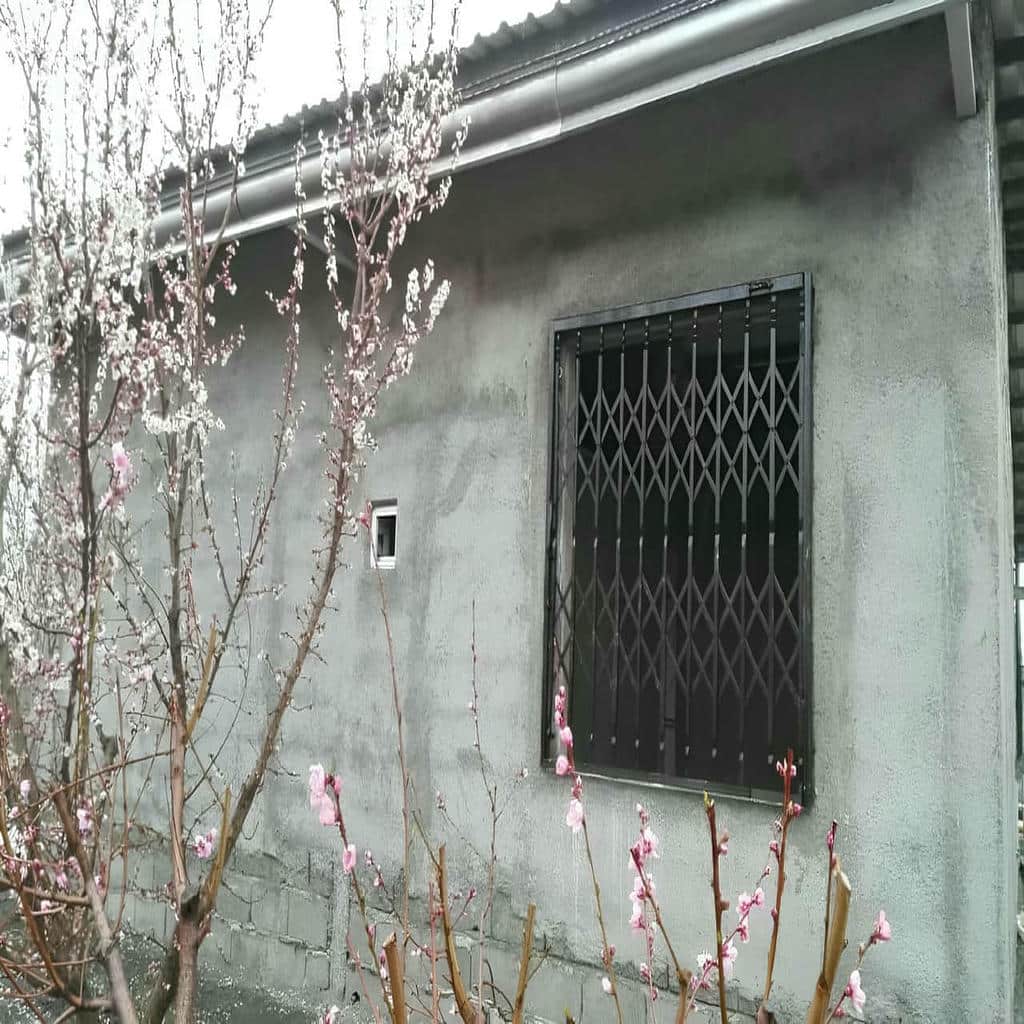 حفاظ پنجره متحرک کشویی تک‌لنگه با حرکت روان در اصفهان