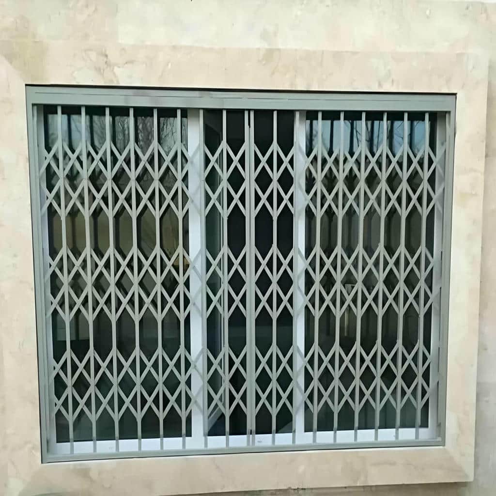 نصب حفاظ پنجره متحرک کشویی با کنترل تراز ریل در اصفهان