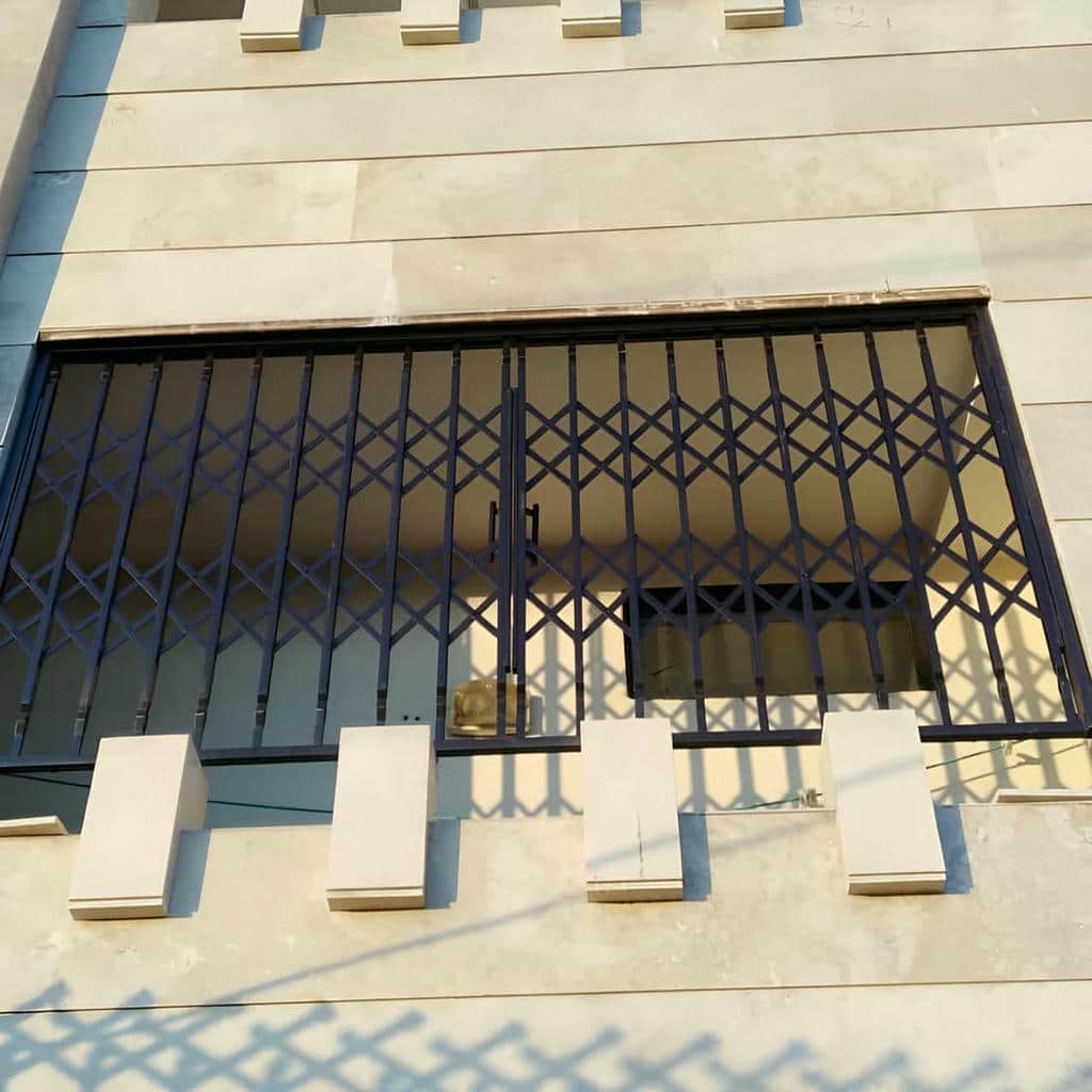 اجرای حفاظ پنجره ریلی بازشو با غلطک متناسب با وزن در اصفهان