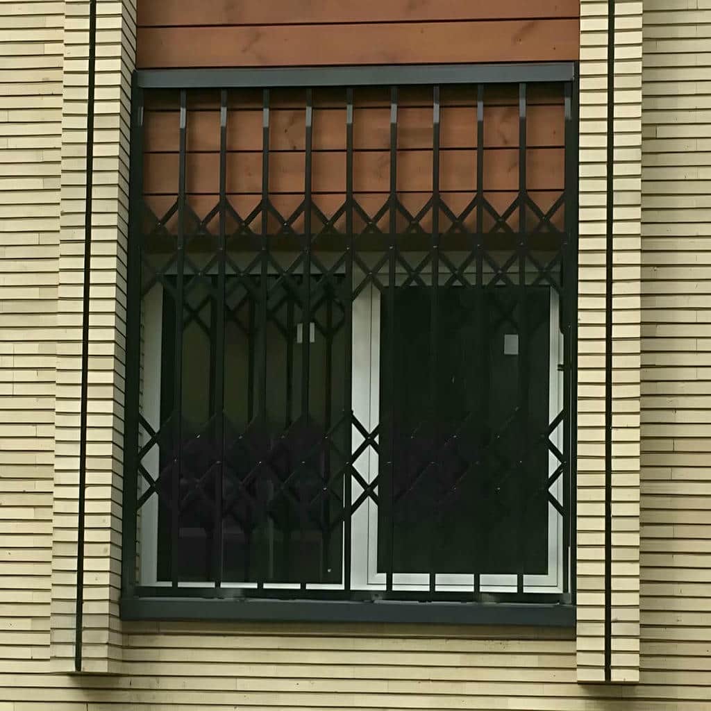 حفاظ پنجره ریلی بازشو شبکه‌ای با قاب متحرک مقاوم در اصفهان