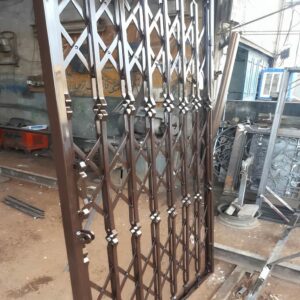 6 نمونه درب آکاردئونی سه گل تسمه در اصفهان