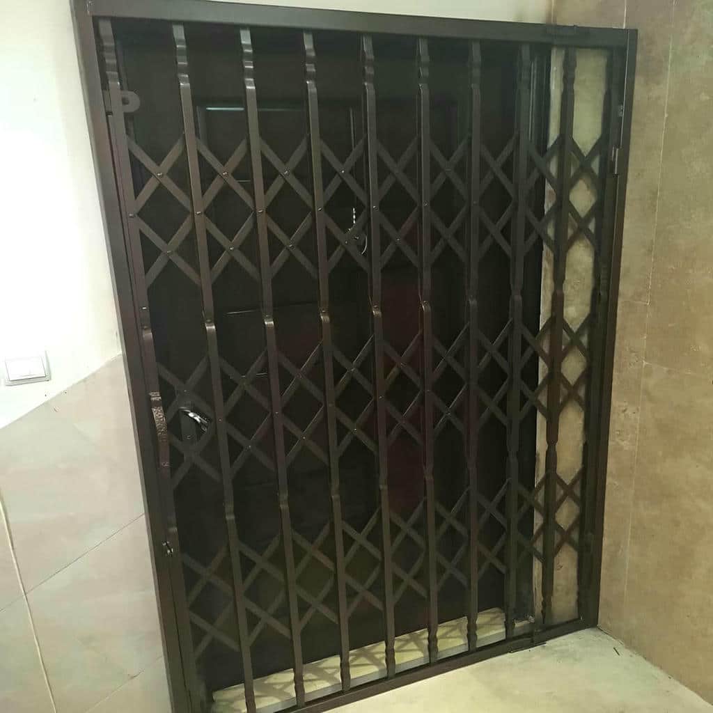 حفاظ آکاردئونی مشکی برای ورودی بزرگ ساختمان