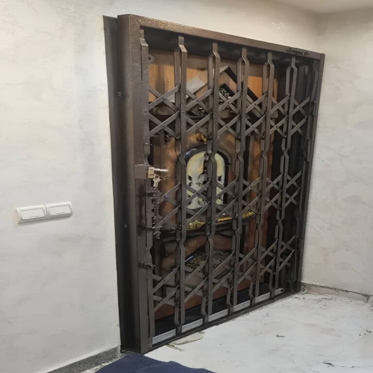 حفاظ ریلی درب مشکی کلاسیک اصفهان
